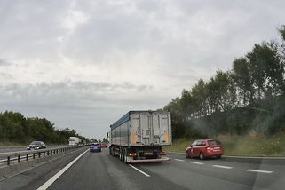 Ohleduplností až k maléru: Pouštění aut z připojovacího pruhu je přestupkem, častokrát nebezpečným. Můžete přijít i o řidičák - Garáž.cz